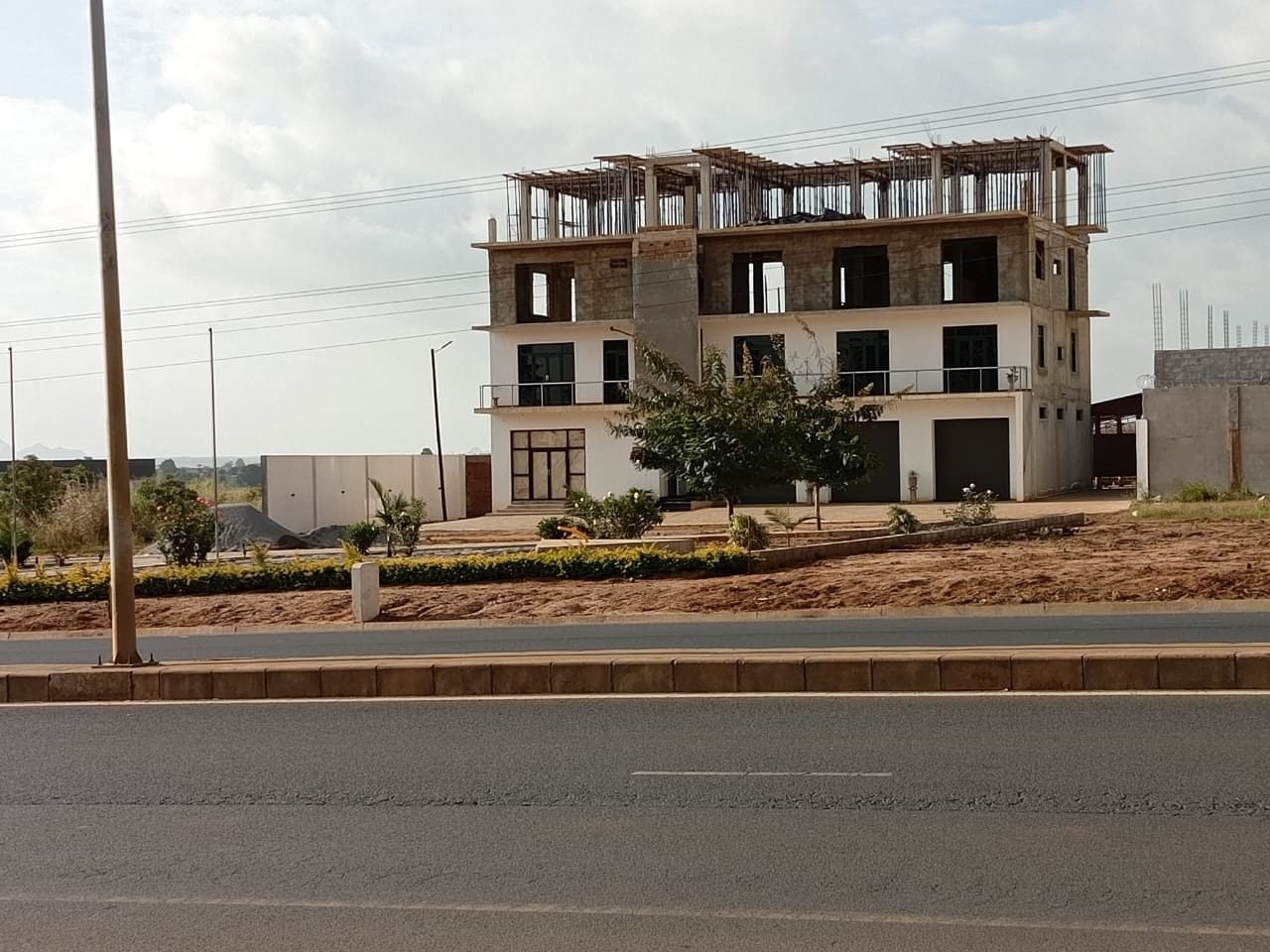 Edifício em construção junto à estrada
