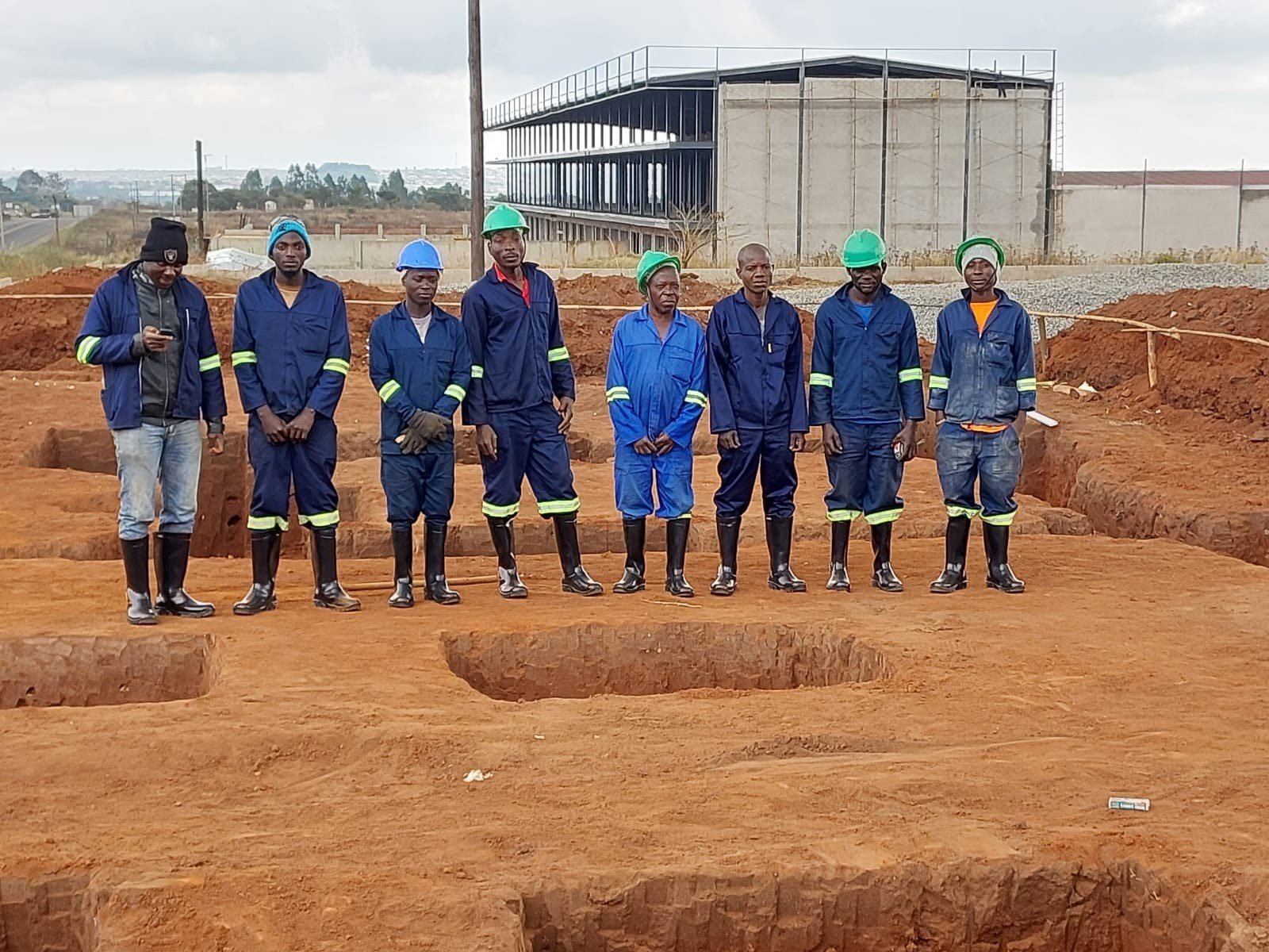 Equipa técnica em obra com equipamento de proteção
