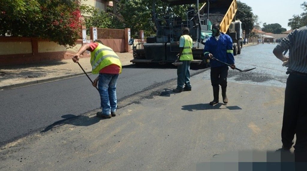Pavimentação asfáltica com máquina e camião basculante