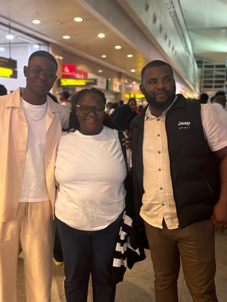 Família a despedir um estudante no aeroporto