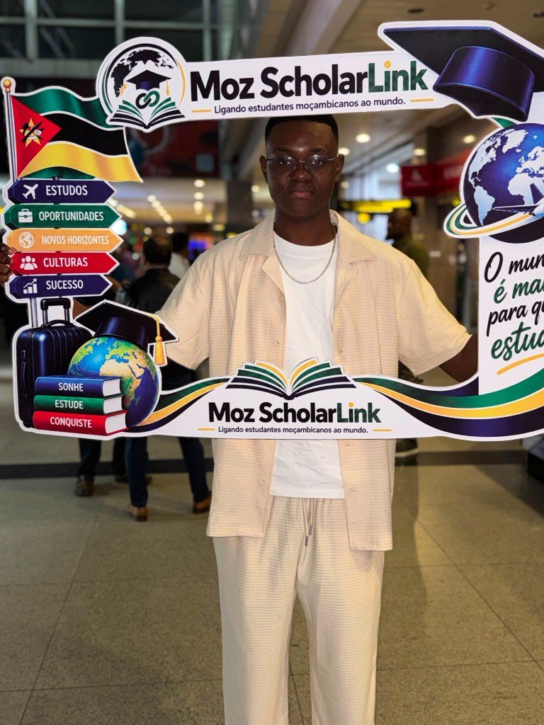 Estudante no aeroporto com moldura da Moz ScholarLink